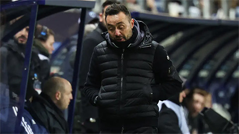 Simone Inzaghi celebrating with his Inter Milan players after beating Barcelona.